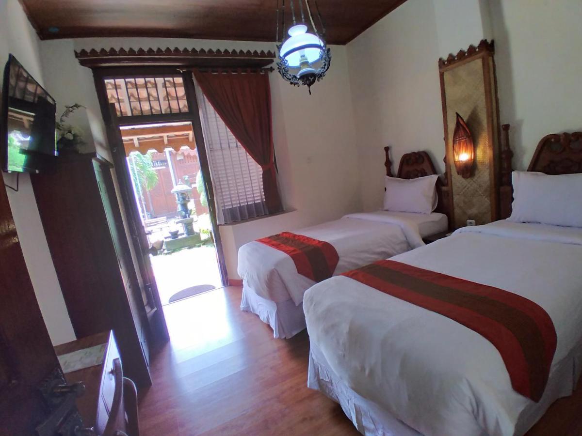 Dem Ayem Heritage Guest House Джокякарта Екстериор снимка
