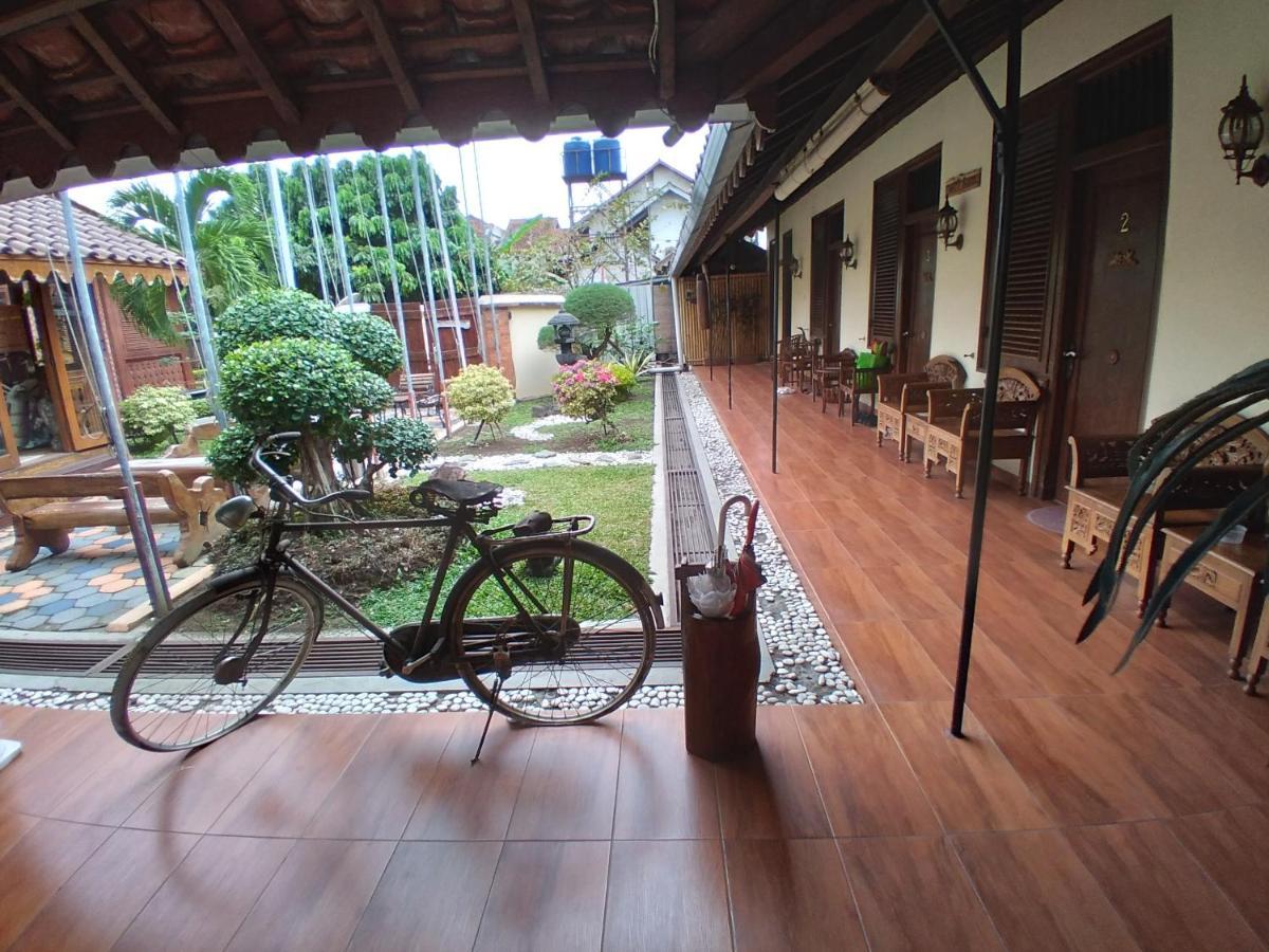 Dem Ayem Heritage Guest House Джокякарта Екстериор снимка