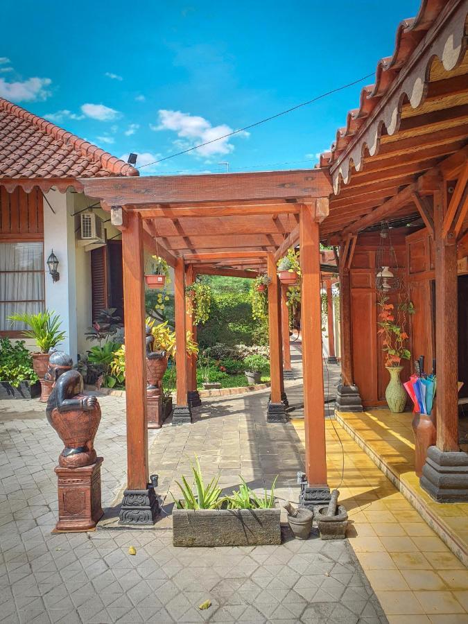 Dem Ayem Heritage Guest House Джокякарта Екстериор снимка