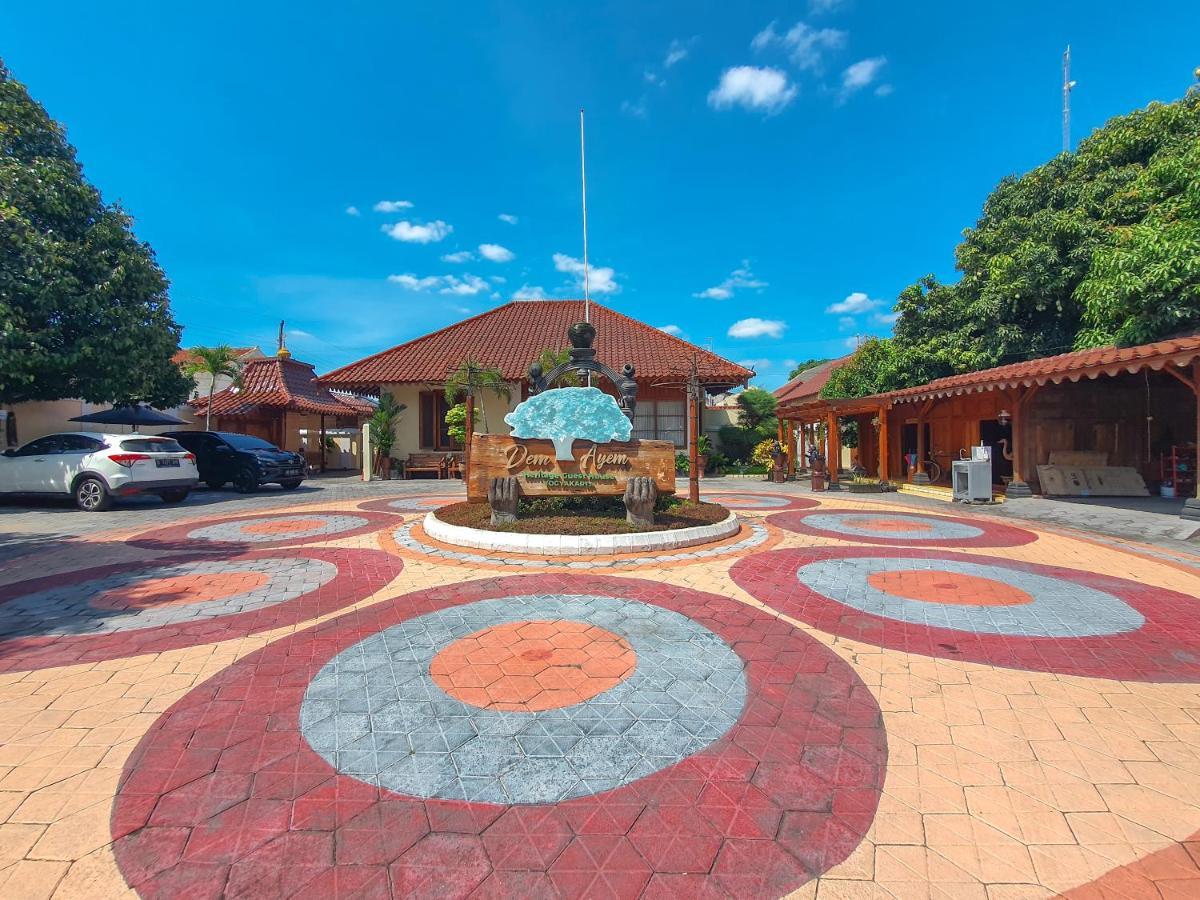 Dem Ayem Heritage Guest House Джокякарта Екстериор снимка