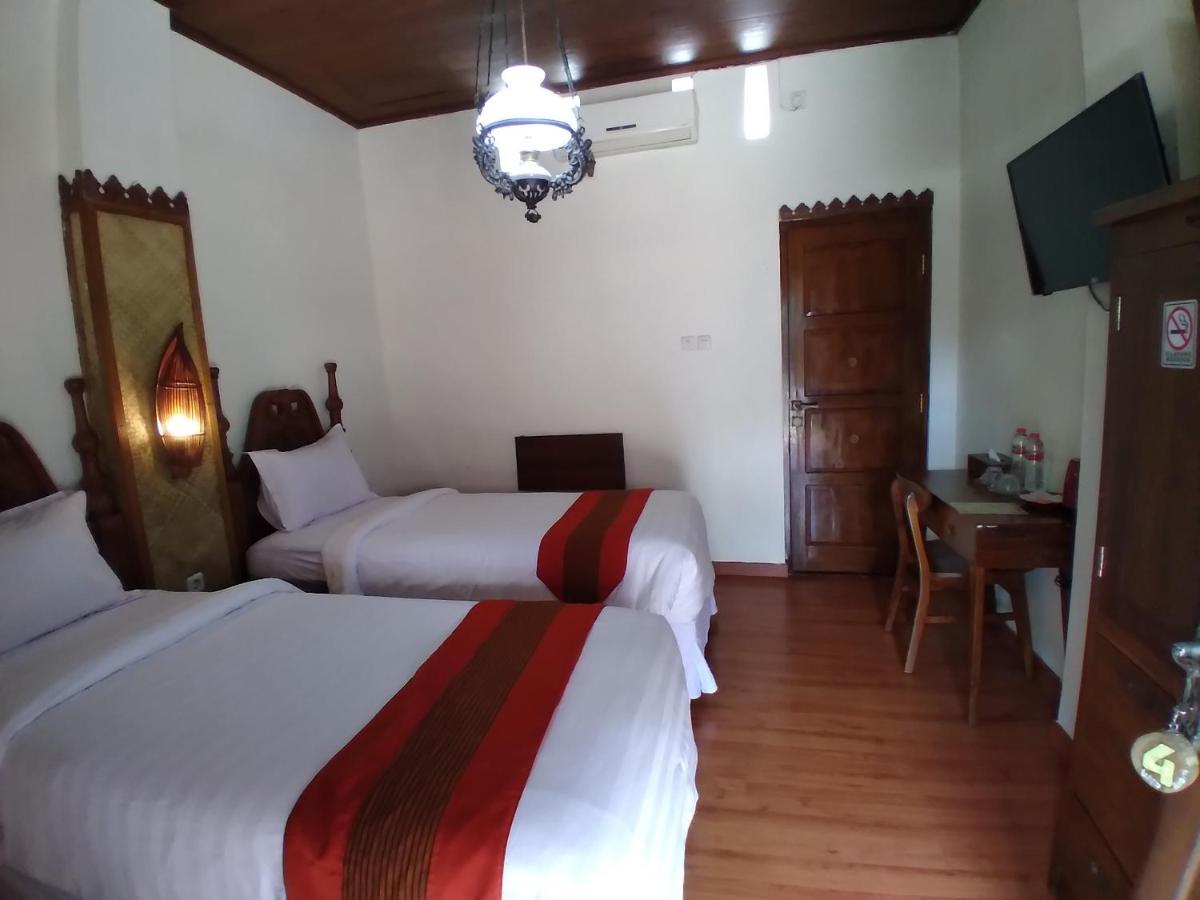 Dem Ayem Heritage Guest House Джокякарта Екстериор снимка