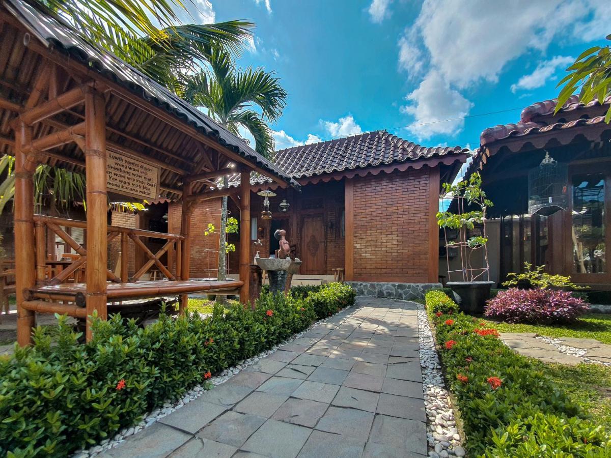 Dem Ayem Heritage Guest House Джокякарта Екстериор снимка